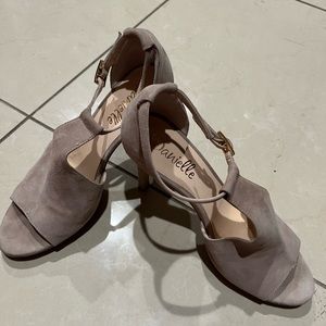 Vera Gomma heeled sandal.